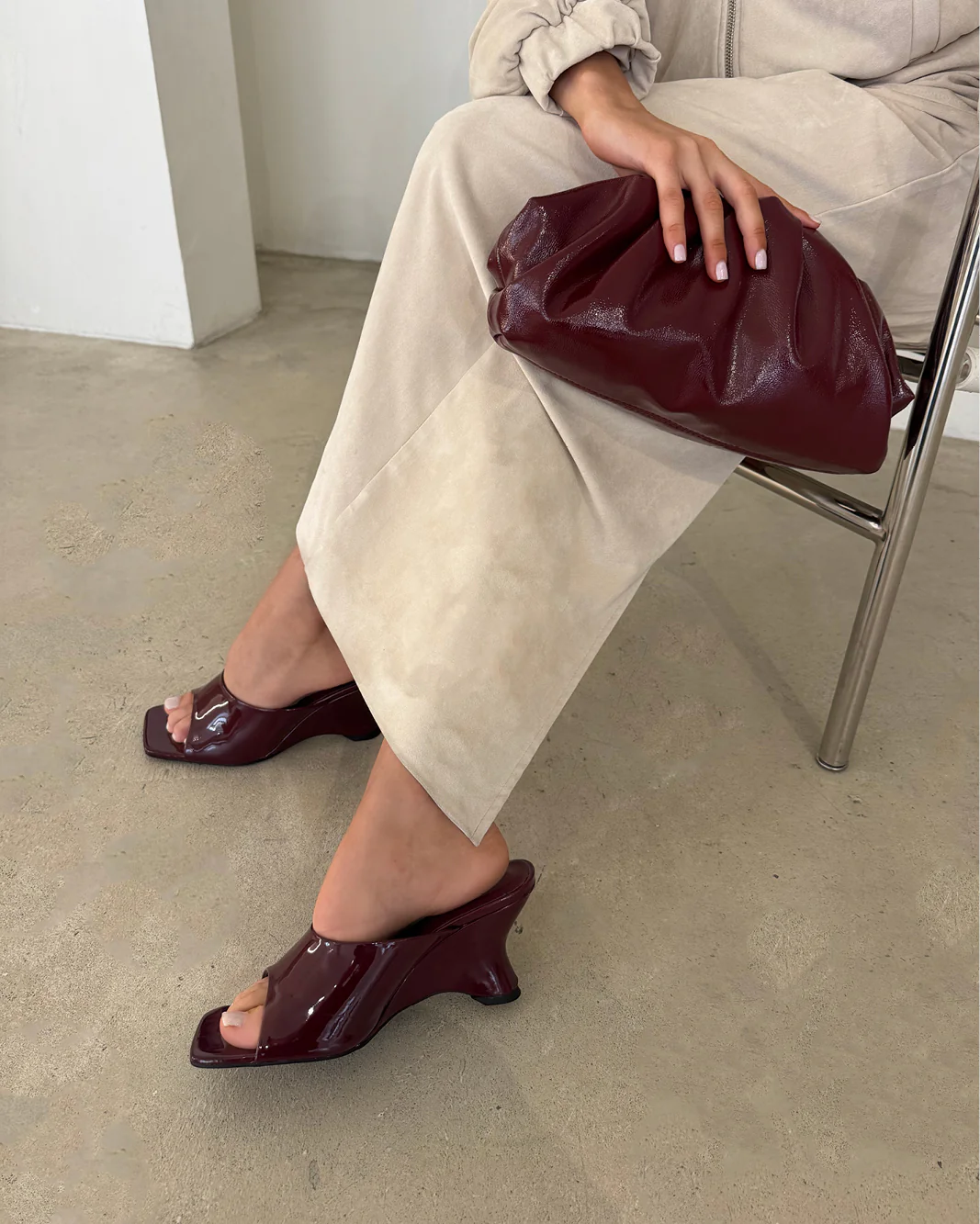 KYLA CLUTCH BAG - CHERRY CRINKLE PATENT - Image 3